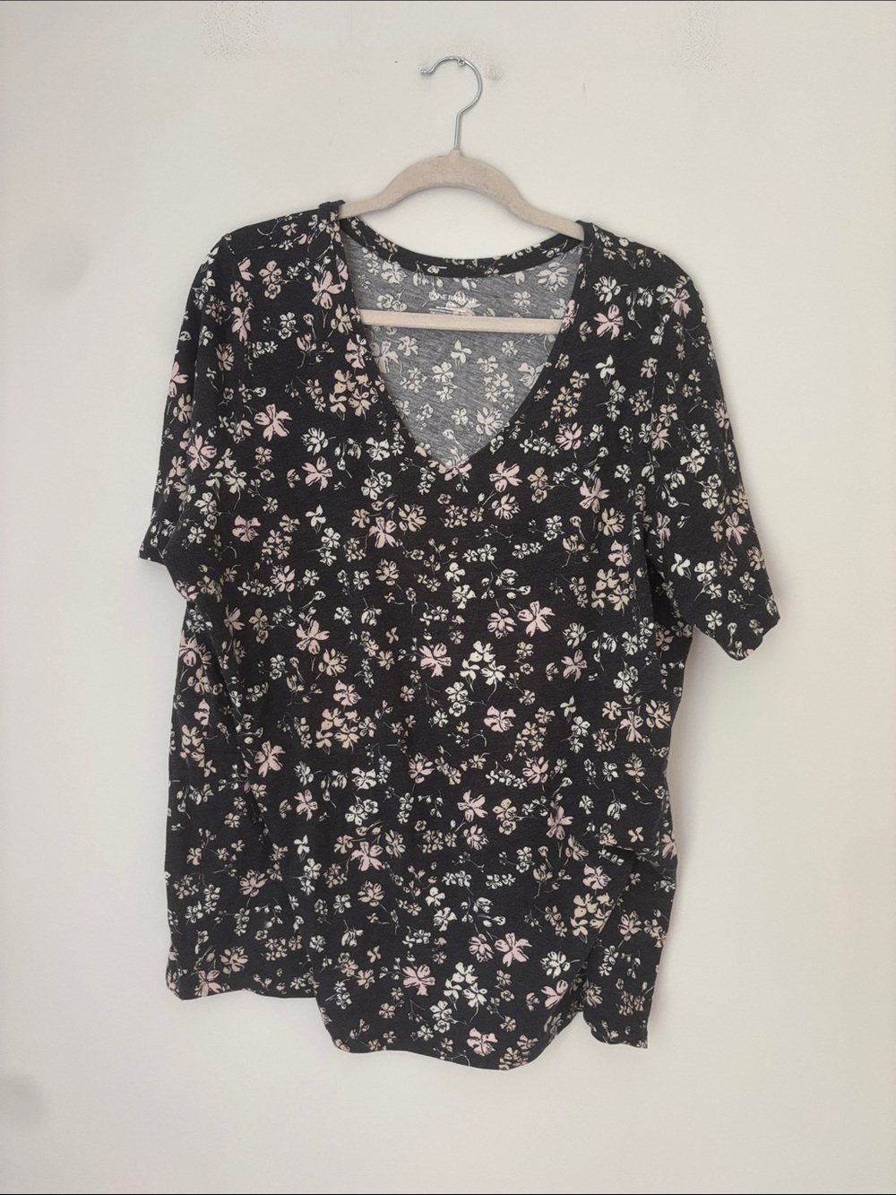Lane Bryant Gray and White V Neck Floral Tee Size 18/20